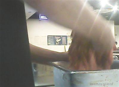 在開餐前，烤肉店一名員工正徒手?jǐn)嚢枞馄?
